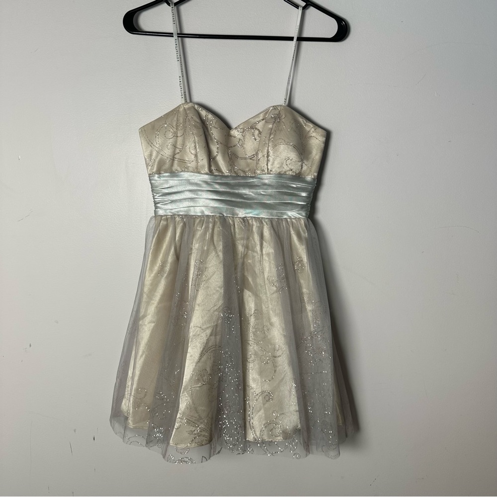 EUC Womens Juniors Masquerade Formal Dress Party Prom Dance 3 / 4 Silver Cream